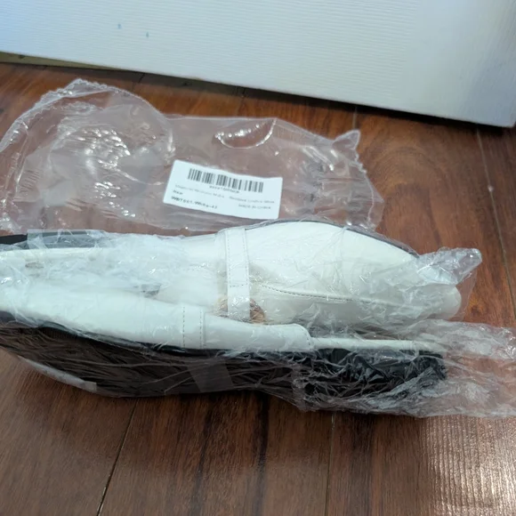 White and Gold Flats With Open Back / Slides - Picture 8 of 8